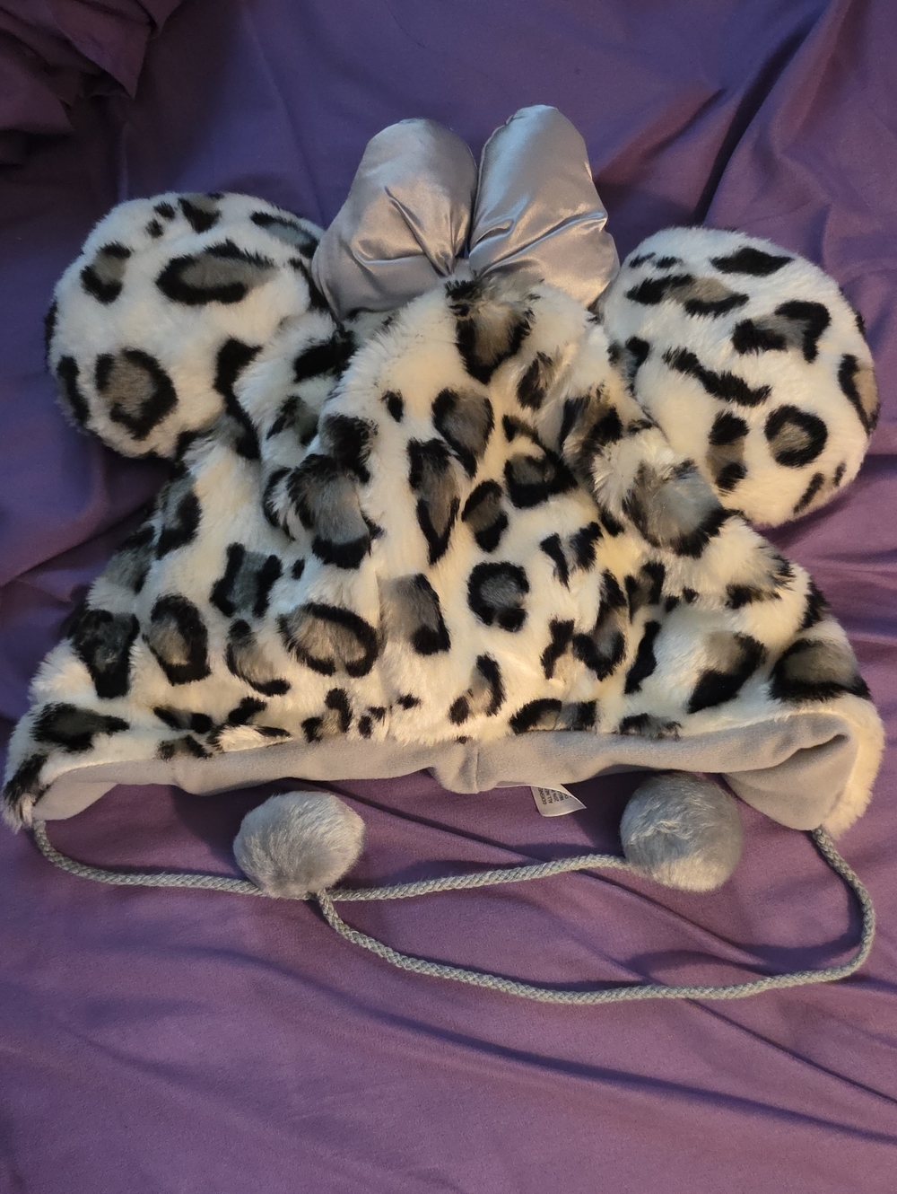 Minnie Mouse Plush Leopard Print Pom Pom Hat with Bow - Gray/White